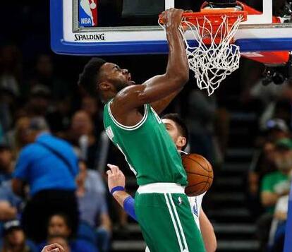 打破小贝纪录，布鲁日前锋福布斯是欧冠对巴萨传射最年轻球员（布鲁日新星福布斯打破小贝纪录，成欧冠对巴萨最年轻完成传射者）