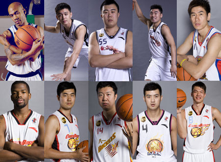 太阳报：B费夺冠面无表情，曼联球迷社媒盛赞他为称职队长（《太阳报》：B费捧杯仍冷面，曼联球迷在社媒齐赞其为合格队长）