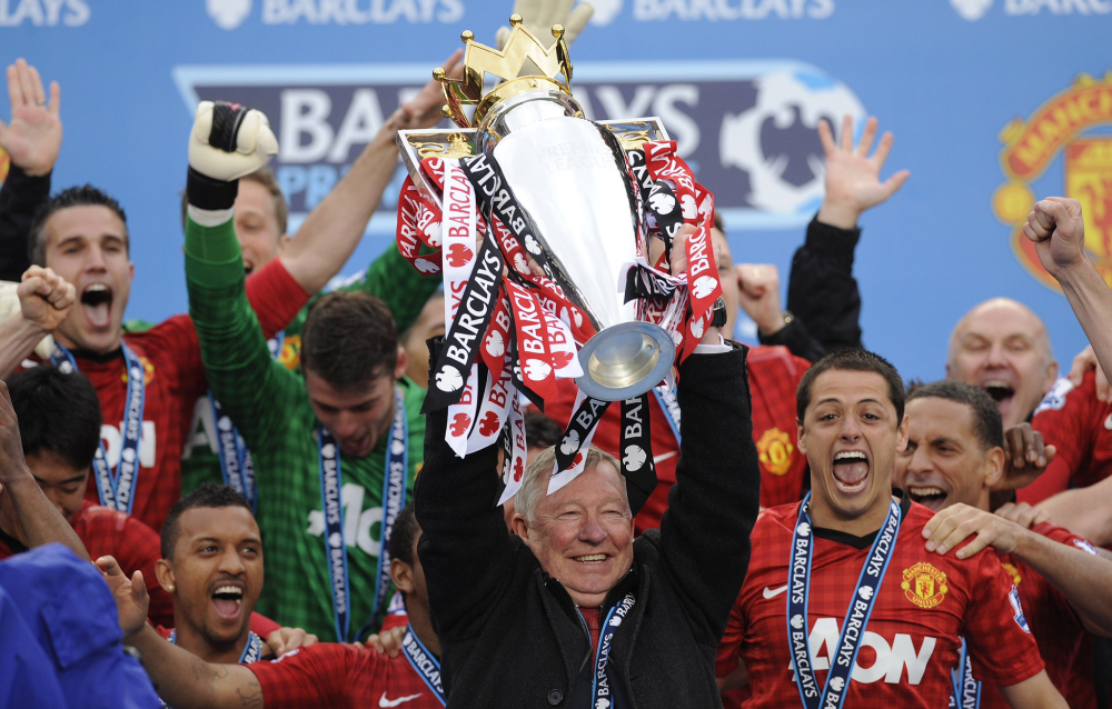 圣诞氛围下的体育盛宴（圣诞气息中的体育嘉年华）