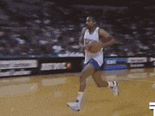 三连冠！上海海港加冕2025赛季中超冠军，摘下队史中超第四星（2025中超封王！上海海港成就三连冠，队史第四星点亮徽章）