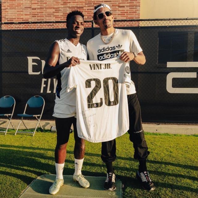 慎入，尼日利亚超比赛中一球员被对方球迷冲进场内割喉（慎入：尼日利亚联赛惊魂，对方球迷闯入赛场割喉球员）