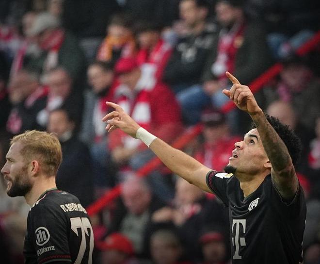 体坛记忆｜为了成为首位湖人女郎，保拉阿卜杜勒付出了多大的代价？（体坛往事｜为当首位湖人女郎，保拉·阿卜杜勒到底牺牲了什么？）