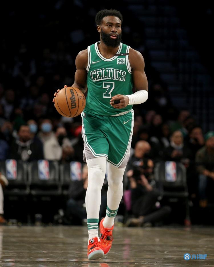 足球报：浙江队花4亿是谣言；韦世豪、李磊先后来做康复（足球报辟谣：浙江队4亿投入不属实，韦世豪、李磊先后进行康复）