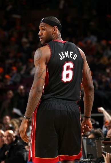 定了？老詹一到两年就退役？除非海外淘金还真差不多（老詹或1-2年内退役，除非转战海外淘金）