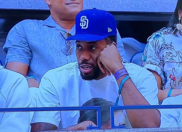 默特萨克、于大宝观战梅州U15vs浙江U15，并与小球员互动（默特萨克与于大宝到场观看梅州U15对阵浙江U15，并与小球员互动交流）