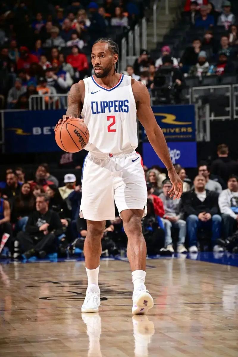 太阳报：麦克托米奈领意甲最佳球员奖，被女友透视着装抢风头（太阳报：麦克托米奈加冕意甲最佳球员，女友透视造型抢镜）