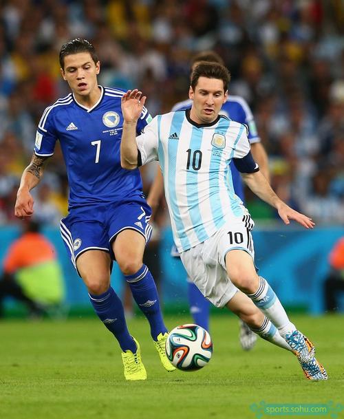 诺伊尔：补时进2球让大家松一口气，是否续约明年3月再考虑（诺伊尔：伤停补时连进两球缓解压力，续约事宜暂定明年3月再议）