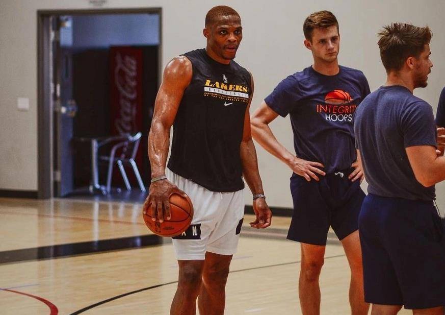 曼联对狼队的预测首发阵容：梅努的未来抉择，约罗强势回归（曼联vs狼队预测首发：梅努面临去留抉择，约罗强势复出）