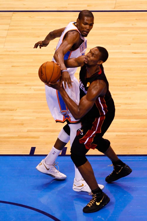 湖人詹姆斯关键三分带队取胜太阳（詹姆斯命中关键三分，湖人力克太阳）