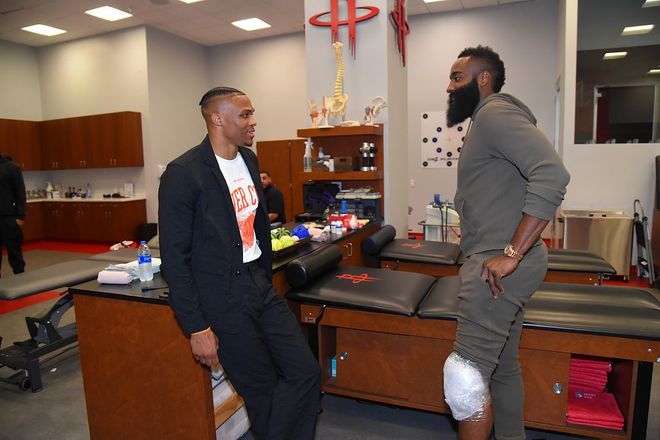 NBA：湖人遭遇惨败 浓眉受困犯规困扰（NBA：湖人大比分失利，浓眉深陷犯规困境）