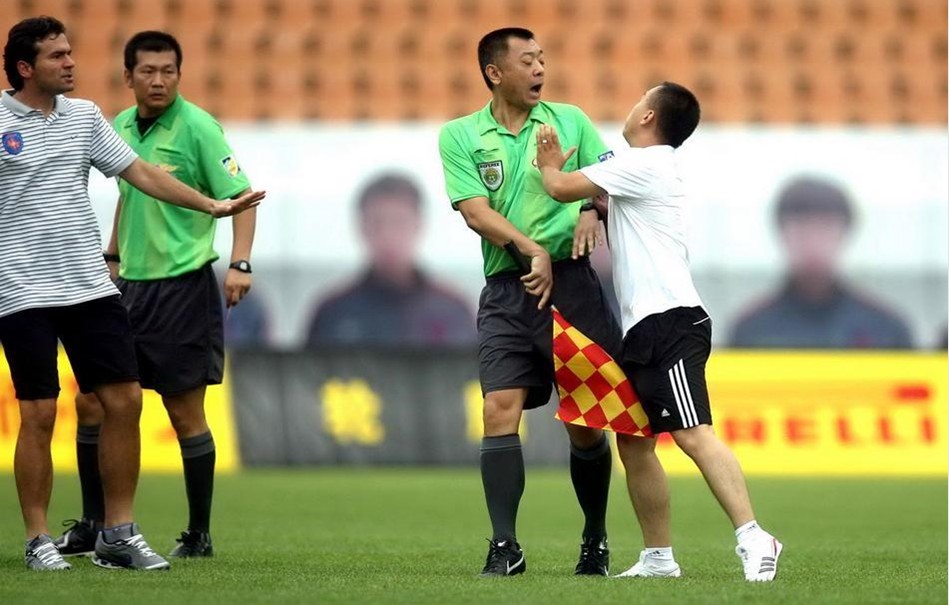 绝对死角，特拉布宗体育中场穆奇小角度任意球直接破门（穆奇小角度任意球直挂死角，特拉布宗体育中场精彩破门）