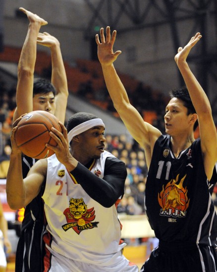 本场还没开张！库里半场三分6中0，目前连续69场命中三分（库里半场三分6投0中，本场尚未开胡，已连续69场命中三分）